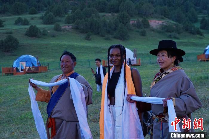 圖為當(dāng)?shù)孛癖娕c外籍留學(xué)生合影留念?！●R銘言 攝