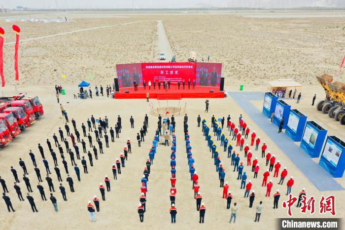 圖為無人機航拍開工現(xiàn)場?！∷髂辖?攝