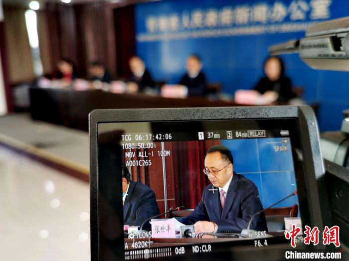 圖為青海省水利廳廳長(zhǎng)張世豐參加新聞發(fā)布會(huì)?！?zhí)砀?攝