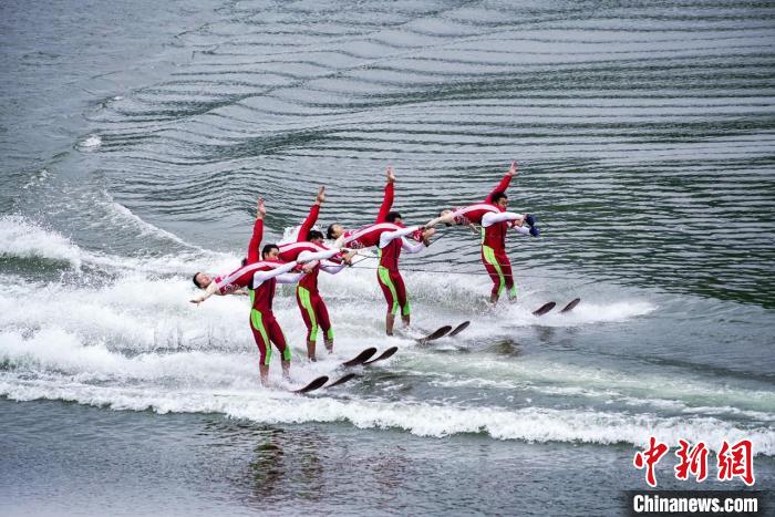 捕魚節(jié)上的水上表演。　主辦方供圖