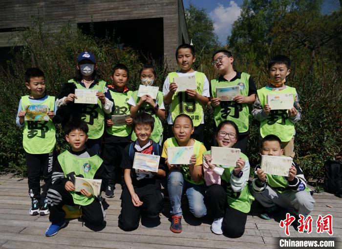 圖為小朋友展示學習成果?！●R銘言 攝