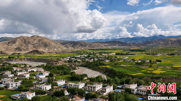 圖為依地形而建的西藏拉薩市尼木縣村居。　謝牧 攝