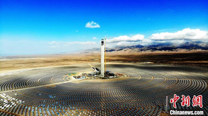 圖為德令哈光伏產(chǎn)業(yè)園?！O睿 攝