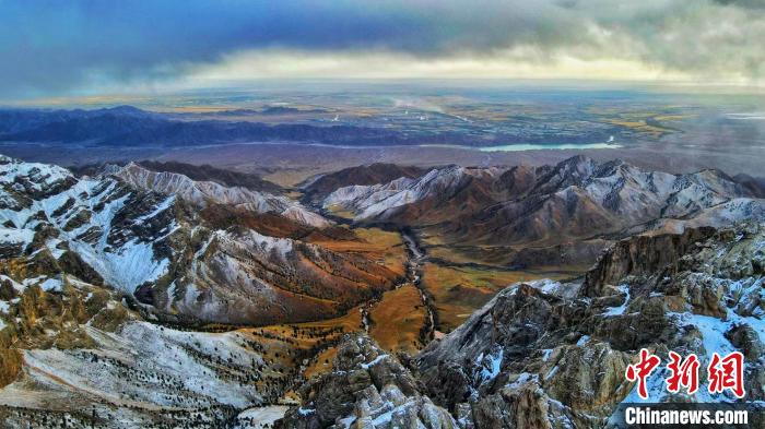 圖為柴達木盆地柏樹山森林地質公園云霧繚繞?！“蛨D那生 攝