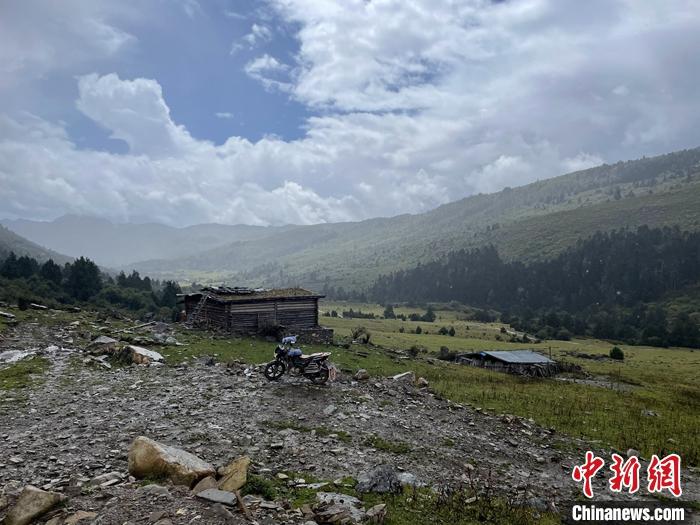 圖為9月28日一輛停在牧場上的摩托車。 <a target='_blank' href='/'><p  align=