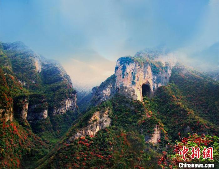 萬源魚泉地標(biāo)?！≈炱桨?攝