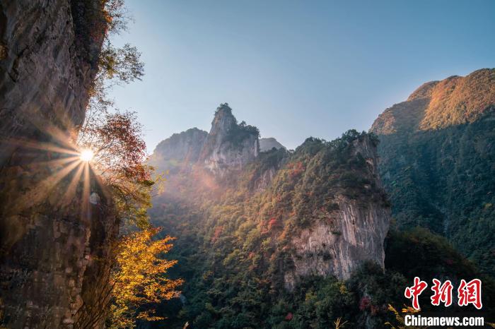 朝霞?！∏貪h忠 攝