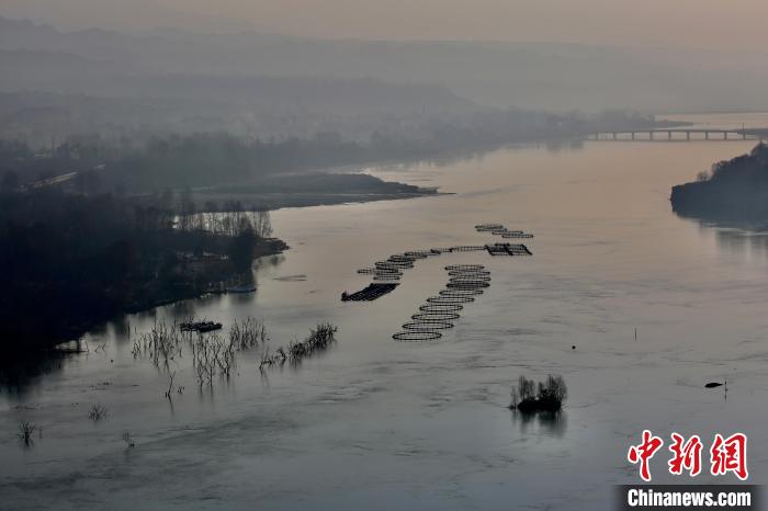 圖為冷水魚養(yǎng)殖?！±钣穹?攝