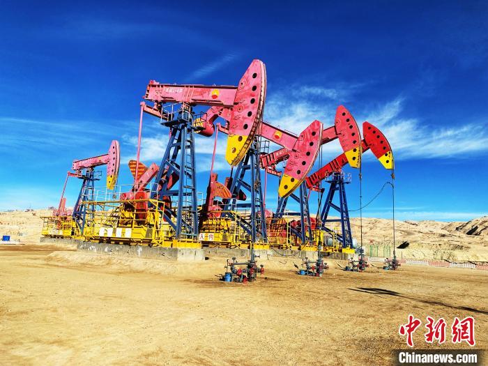 圖為青海油田采油基地?！O睿 攝