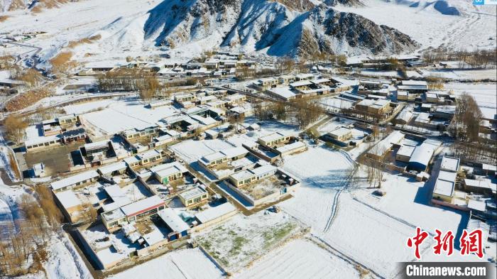 圖為鄉(xiāng)村被白雪覆蓋?！《继m縣融媒體中心供圖