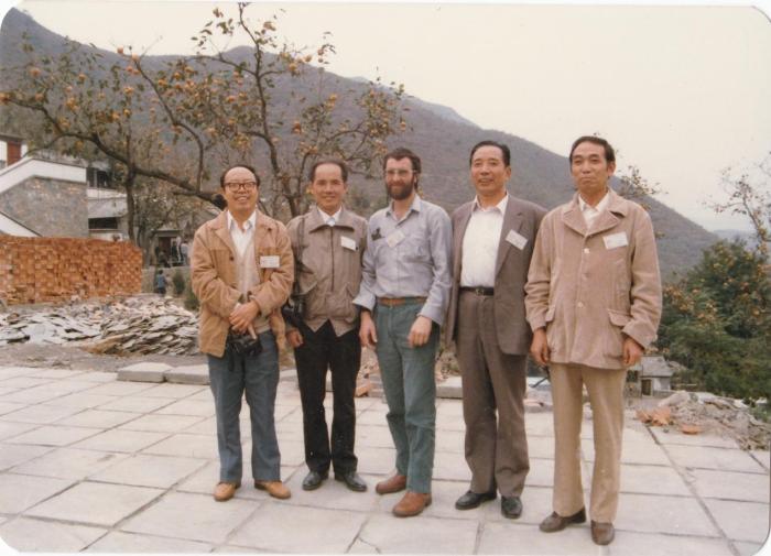 1987年早期脊椎動(dòng)物國(guó)際研討會(huì)在中國(guó)舉行，劉玉海先生(右一)與中外同行專家合影?！avin Young(澳大利亞) 供圖