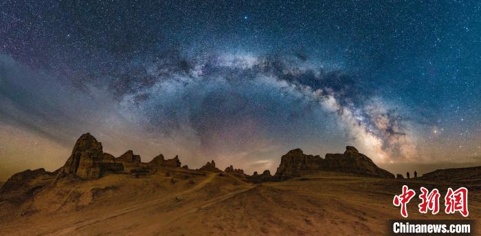 資料圖為冷湖賽什騰山天文臺(tái)址的星空。　冷湖工業(yè)園區(qū)供圖