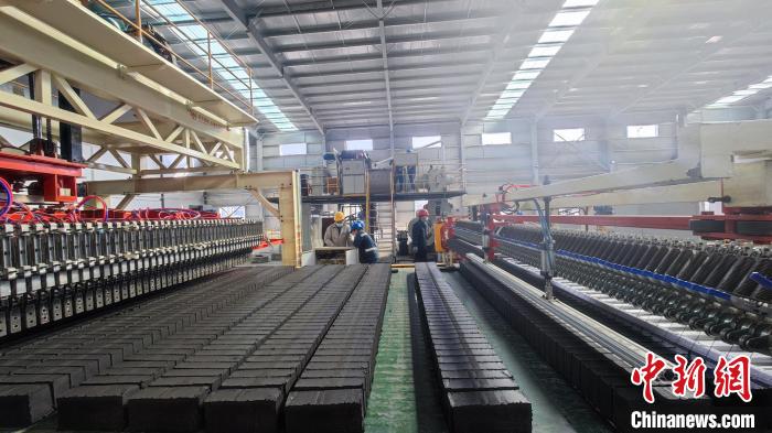 圖為張掖市宏能煤業(yè)有限公司煤矸石綜合利用項(xiàng)目現(xiàn)場(chǎng)。(資料圖) 錢(qián)大偉 攝