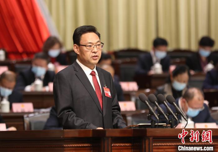 圖為青海省西寧市人民政府代市長石建平作政府工作報告?！∑钤鲚?攝