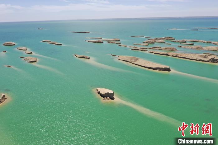 圖為海西州境內(nèi)的水上雅丹風(fēng)光。　趙凜松 攝