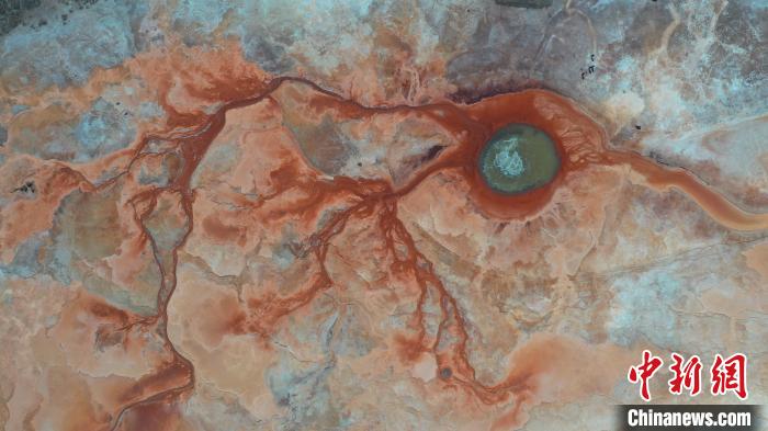 圖為海西州境內(nèi)的“網(wǎng)紅”景點(diǎn)“惡魔之眼”。　趙凜松 攝