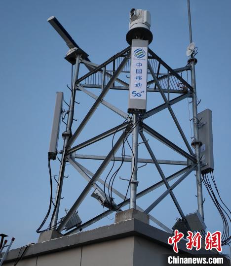 資料圖為建在龍羊峽湖區(qū)內(nèi)的5G基站。　青海移動(dòng)海南分公司供圖