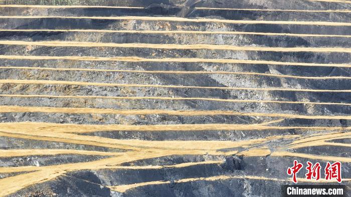 航拍圖為青海省海西蒙古族藏族自治州天峻縣木里礦區(qū)。　馬銘言 攝