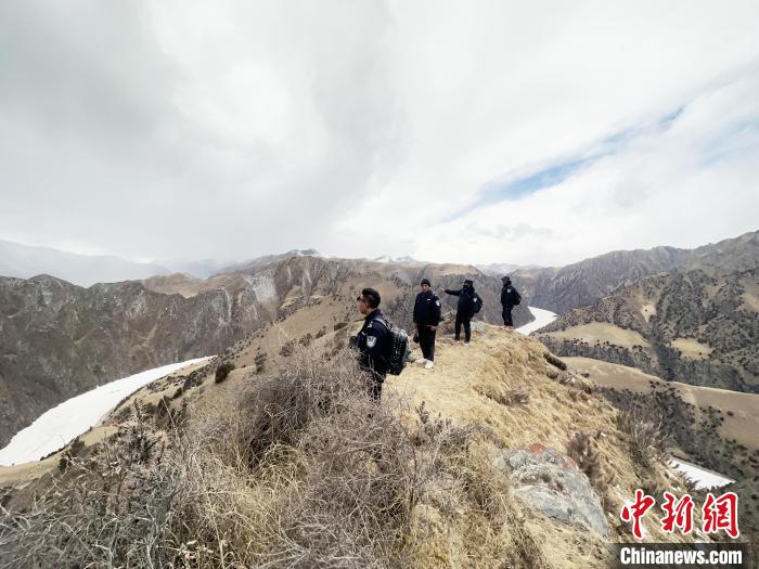 圖為曲麻萊縣崗當(dāng)村的生態(tài)管護(hù)人員開展巡護(hù)。　丁巴達(dá)杰 攝