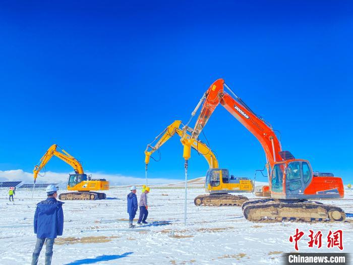 圖為雪中施工。資料圖 姜佳保供圖