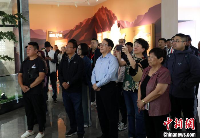 圖為臺商參訪祁連山國家公園生態(tài)科普館?！⊙Φ?攝