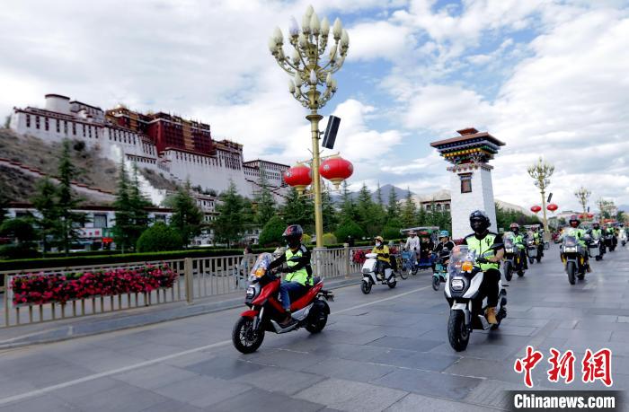 圖為2023年極地G219集結(jié)賽暨金卡納場地賽選手途經(jīng)拉薩布達(dá)拉宮?！∮文恋厍蚬﹫D