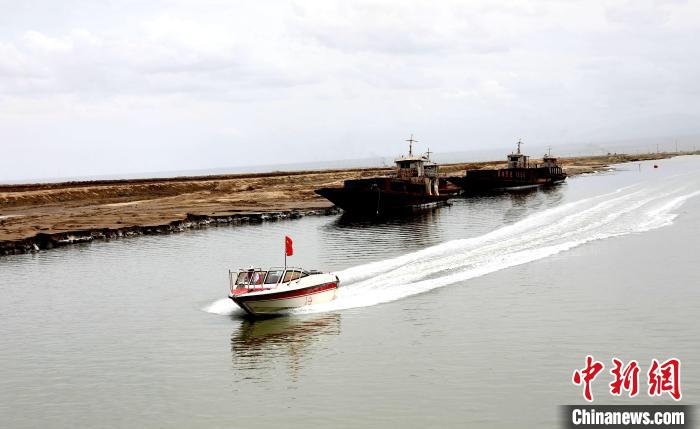 圖為茶卡鹽湖?！⊙Φ?攝