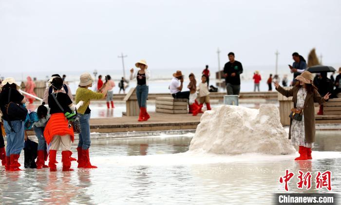 圖為游客在茶卡鹽湖拍照?！⊙Φ?攝