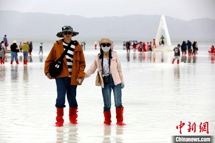圖為游客在茶卡鹽湖之中?！⊙Φ?攝