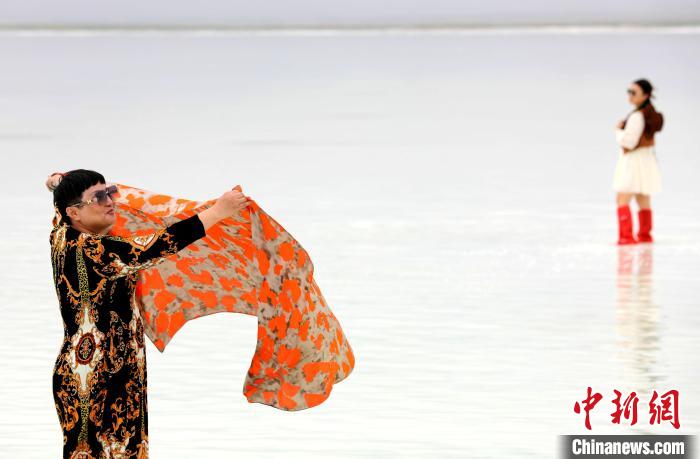 圖為游客在茶卡鹽湖拍照?！⊙Φ?攝