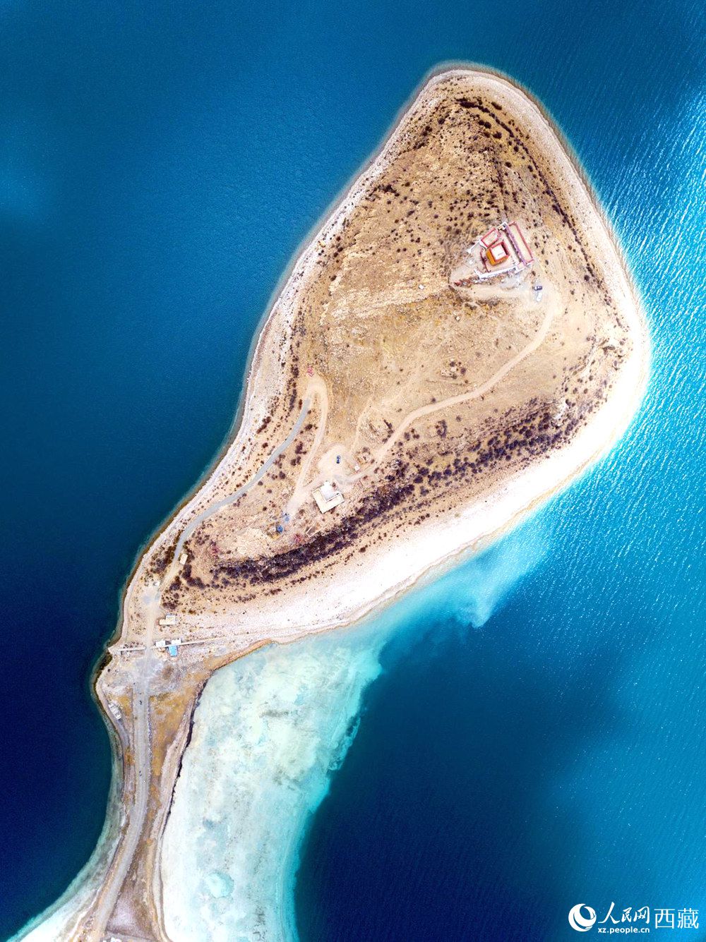 無人機視角下的西藏羊卓雍錯日托寺風光。人民網(wǎng)記者 次仁羅布攝