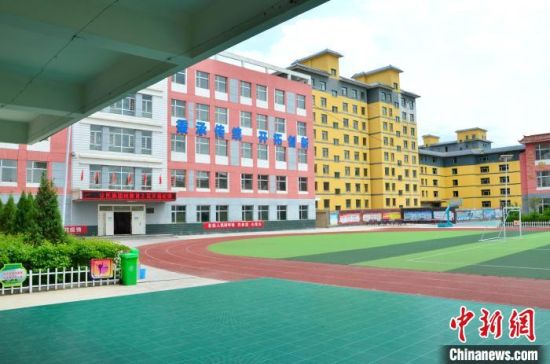 圖為化隆縣第一小學(xué)?！◆?shù)り?yáng)　攝