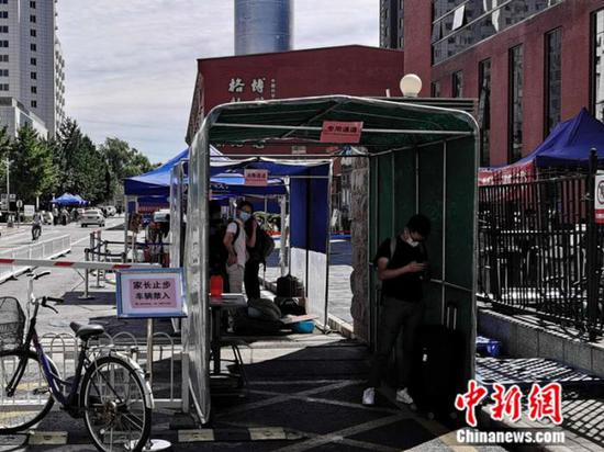 中國科學院大學校門外，豎立著“家長止步”的提示牌。 中新網(wǎng) 張尼 攝