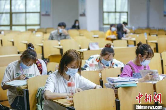 資料圖：學生在圖書館自習室內學習?！⑾A 攝