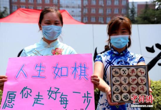 資料圖：2020年7月河南鄭州一高考考點，考生家長送考 中新社記者 王中舉 攝