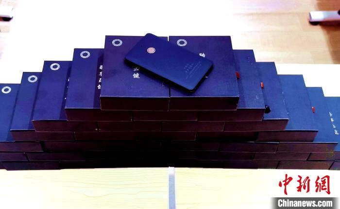 圖為西藏高山文化發(fā)展基金會(huì)向聶榮縣完全小學(xué)捐助的“電子健康體檢儀”。　于賓 攝