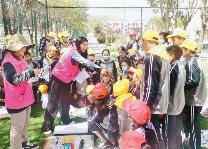 瓊結(jié)縣“四講四愛”宣講員在瓊結(jié)縣中學(xué)宣講。記者 段敏 攝.jpg