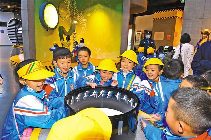 圖為10月29日，一年級的同學們在科技館參觀體驗。李洲 攝.jpg