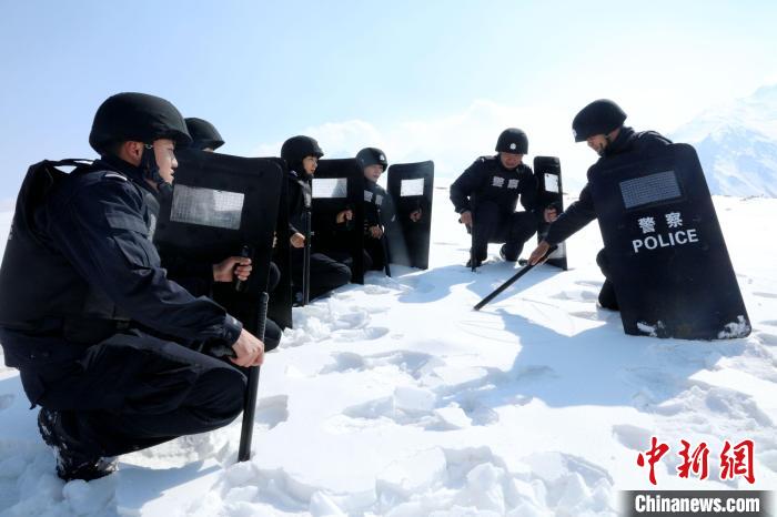 圖為扎西堅參與隊友在巡邏途中?！≡鲌詤⒐﹫D