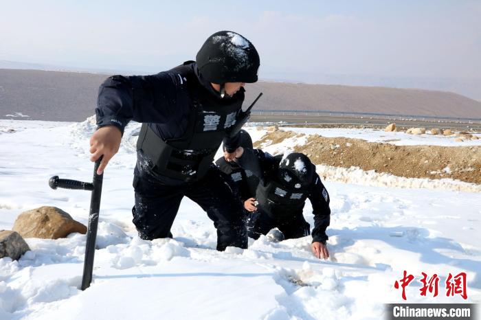 圖為扎西堅參與隊友在巡邏途中?！≡鲌詤⒐﹫D