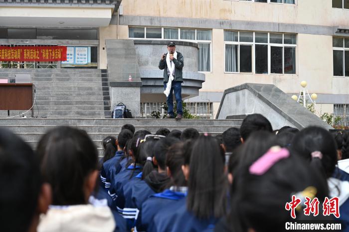 圖為西藏大學(xué)教授寧長春為中學(xué)生授課?！≮w朗 攝