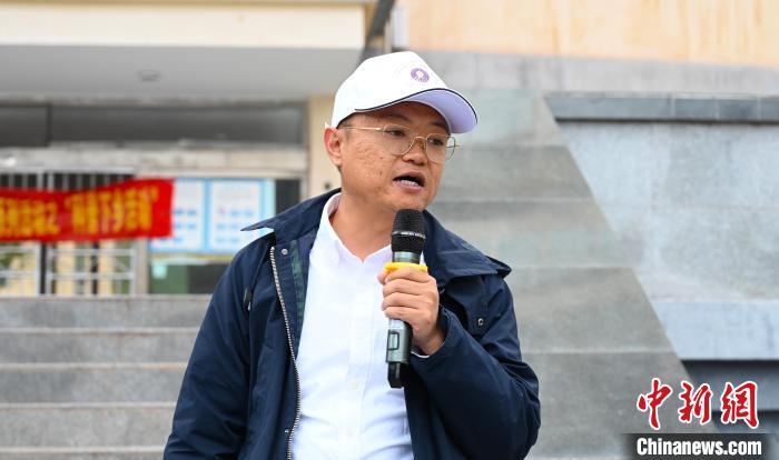 圖為西藏大學(xué)教授李昊為中學(xué)生授課?！≮w朗 攝