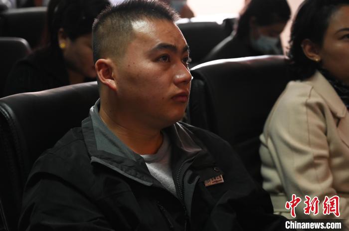 圖為企業(yè)工作人員參加講座?！≮w朗 攝