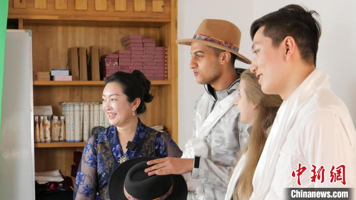 圖為留學(xué)生們正在直播帶貨?！≈x牧 攝