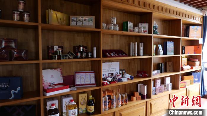 海外留學(xué)生在拉薩進行直播帶貨初體驗