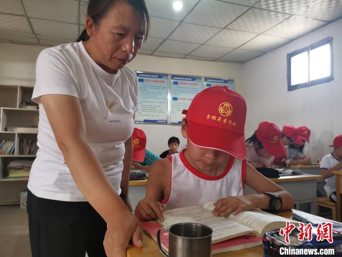 甘肅鄉(xiāng)村巾幗標(biāo)兵干一行愛(ài)一行：教書(shū)、建勞務(wù)施工隊(duì)成“大拿”