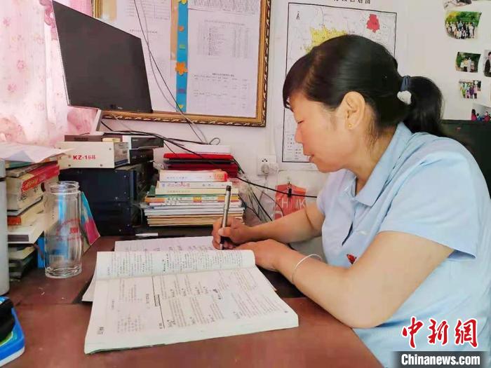 甘肅環(huán)縣“全能老師”堅守“麻雀學(xué)?！保簩W(xué)生在，我就在