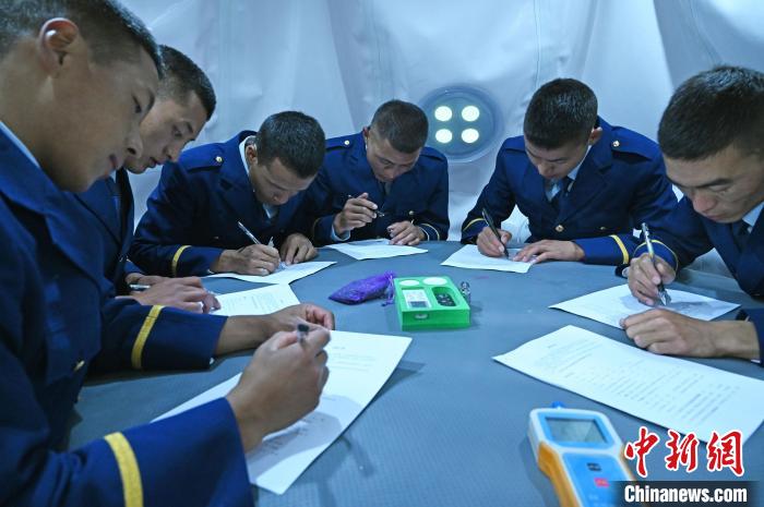 圖為消防員在高壓氧艙內(nèi)填寫(xiě)問(wèn)卷?！≮w朗 攝