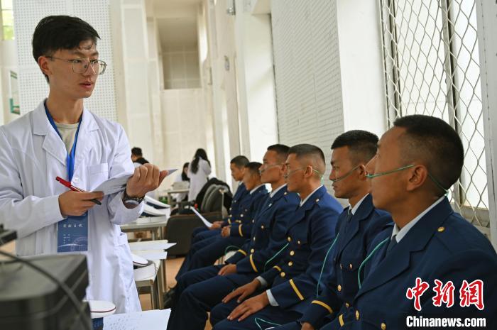 圖為研究團(tuán)隊(duì)成員登記消防員信息?！≮w朗 攝