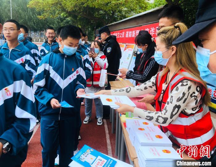 圖為西寧市法制宣傳進(jìn)校園?！∥鲗幨谐俏鲄^(qū)供圖